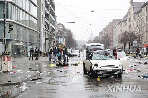 뮌헨 차량돌진 사건 현장을 조사 중인 독일 경찰