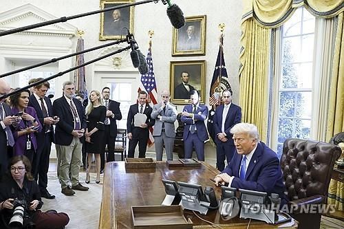 기자들과 문답하는 트럼프