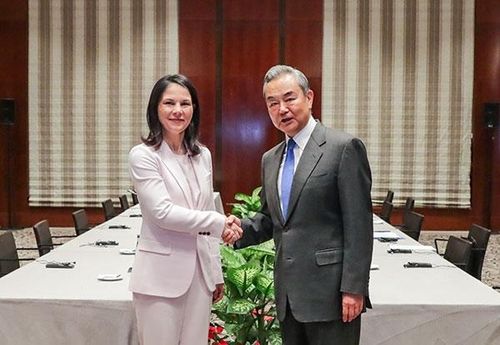 아날레나 베어보크(왼쪽) 독일 외무장관과 왕이 중국공산당 중앙외사판공실 주임(외교부장 겸임). 2025.2.15 [중국 외교부 제공]