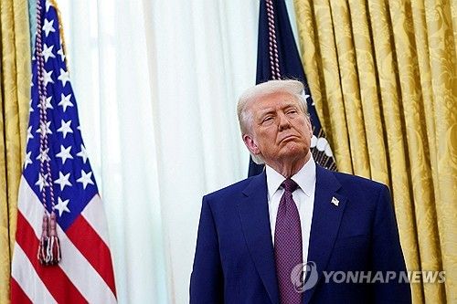 백악관 집무실에 서 있는 도널드 트럼프 미국 대통령