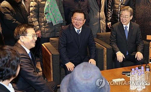 대화하는 이재명 대표