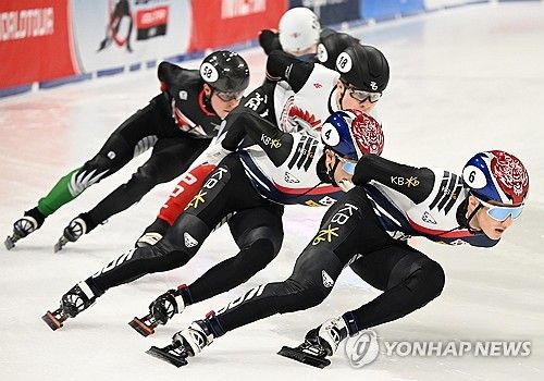 코너를 도는 장성우(맨오른쪽)와 김건우