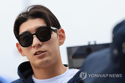 취재진 질문에 답하는 이정후