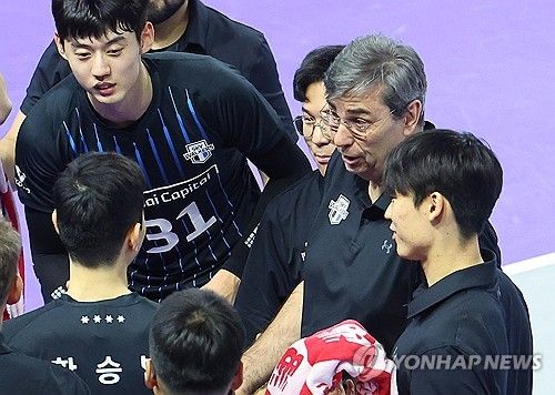 작전 지시하는 필립 블랑 감독