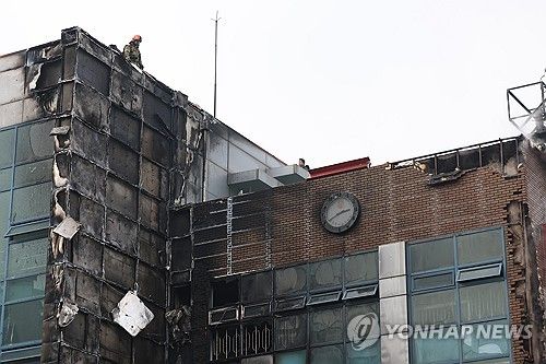 무학여고 급식실 화재 현장 살피는 소방관들