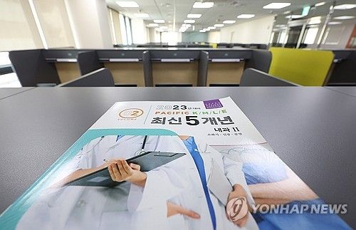 의대 도서관에 놓인 책