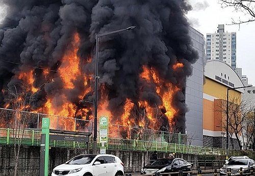 서울 무학여고 급식실서 불…소방당국 진화 중