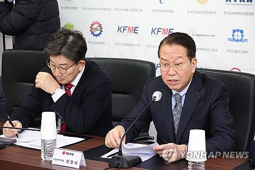 소상공인연합회 찾아 지원 방안 말하는 권영세 비대위원장