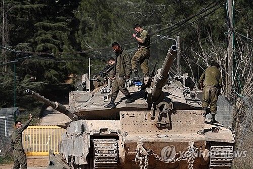 이스라엘-레바논 국경에 배치된 이스라엘군 전차