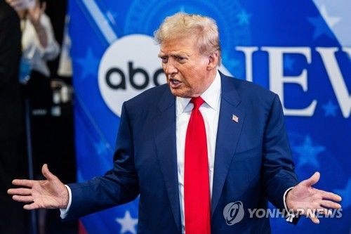 TV 토론 후 취재진에 발언하는 트럼프