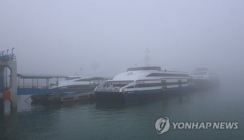안개로 운항 대기 중인 여객선