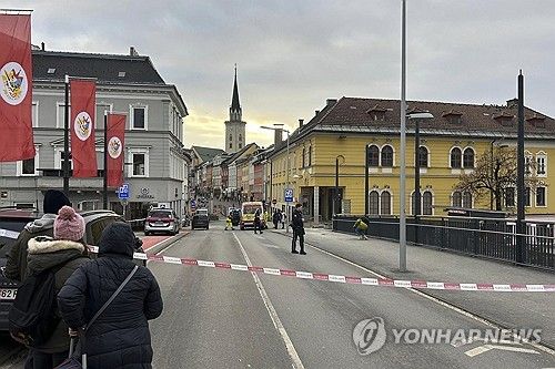 폴리스라인이 쳐진 오스트리아 필라흐 시내 광장