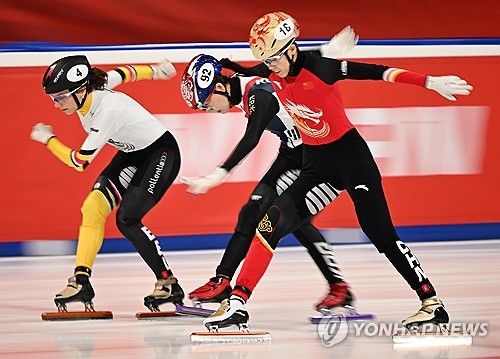 날 들이밀기를 시도하는 노도희(가운데) 