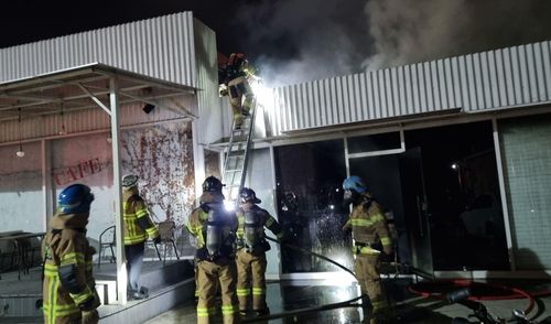 화재 진화하는 소방관