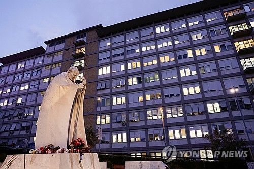 교황이 입원한 제멜리 종합병원 입구에 있는 요한 바오로 2세 동상