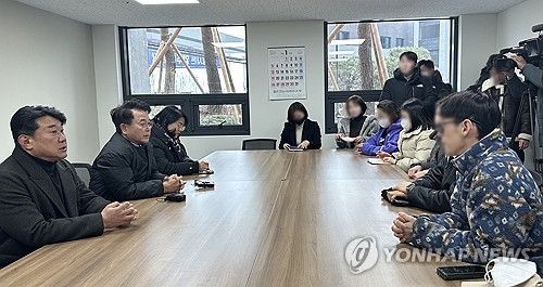 입주 예정자들과 면담하는 육동한 춘천시장