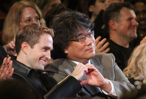 관객석의 봉준호 감독(오른쪽)과 로버트 패틴슨