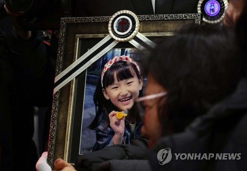 오열하는 할머니 앞 해맑게 웃는 하늘이