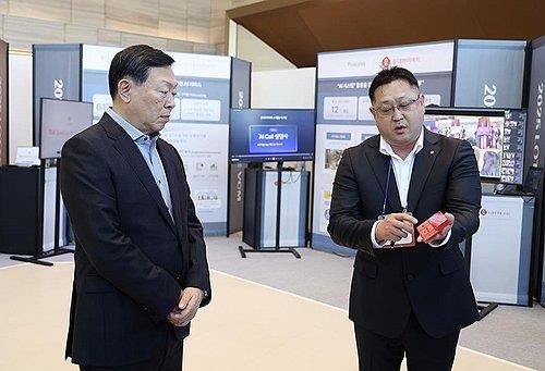롯데 주요 계열사의 'AI(인공지능) 과제 쇼케이스'에 참석한 신동빈 회장