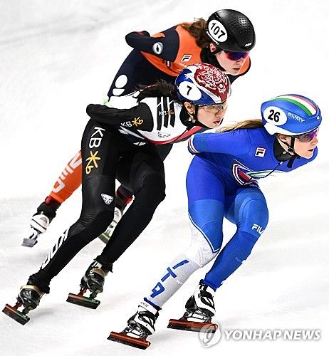 레이스를 펼치는 심석희(가운데)