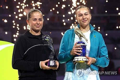 아니시모바(오른쪽)와 오스타펜코