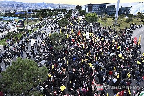 이란발 항공편 중단에 뿔난 시위대