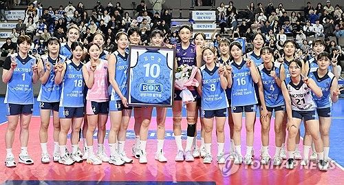 은퇴투어 시작' 기념품 전달받는 김연경