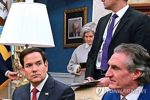 트럼프 집무실 복도에 걸린 머그샷