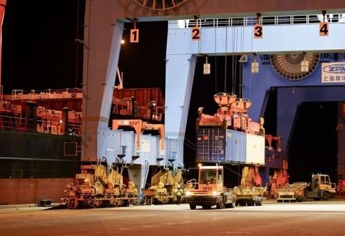 미국이 보낸 MK-84 폭탄 옮기는 이스라엘 차량