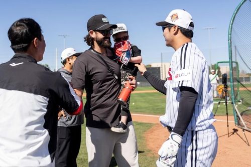 아들 케이시 켈리 주니어를 안고 있는 켈리(가운데)와 문보경(오른쪽)