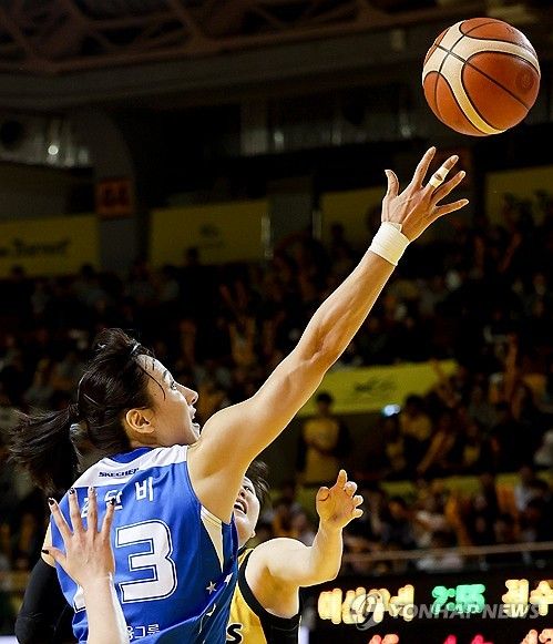 김단비 '들어가라!'