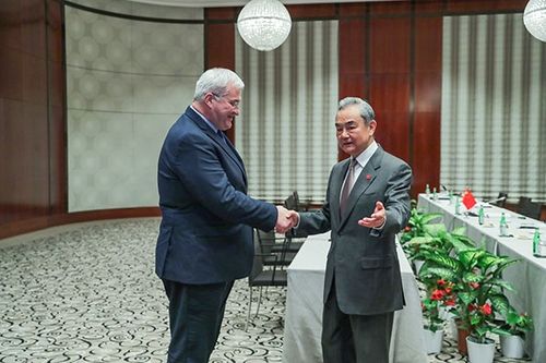 15일(현지시간) 독일 뮌헨에서 만난 우크라이나-중국 외교장관