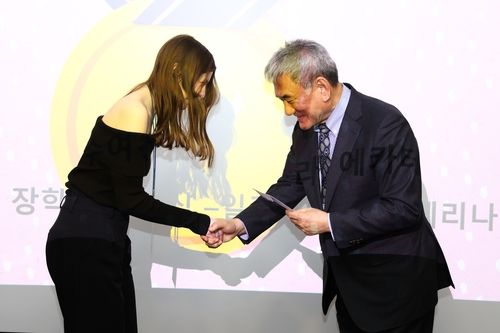 조지아 고려인 동포 4세에게 장학금 전달하는 현덕수 러·CIS총연회장