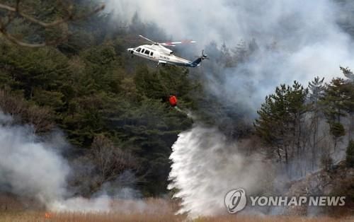 산불 진화작업 중인 헬기