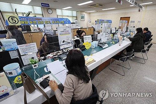 서울 한 주민센터의 민원 행정 업무