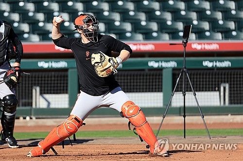 송구 훈련하는 샌프란시스코 포수 패트릭 베일리