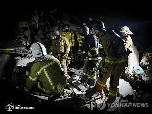 우크라이나 남부 미콜라이우 지역의 공습 피해 지역 수색 현장