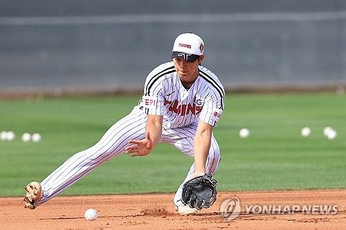 펑고 받는 이영빈