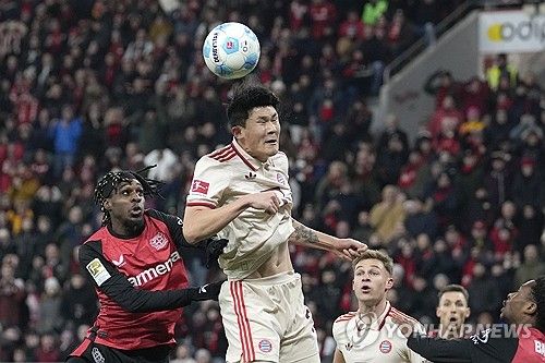 공중볼 경합을 펼치는 김민재