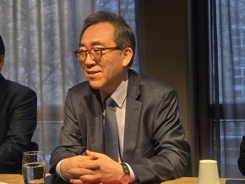 뮌헨에서 기자단과 차담회하는 조태열 외교부 장관