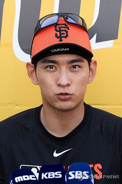 한국 취재진과 인터뷰하는 이정후