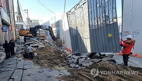 강릉 주상복합아파트 공사장 인근서 도로 침하