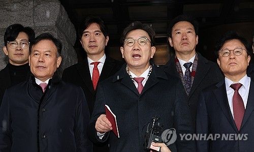 발언하는 권성동 원내대표