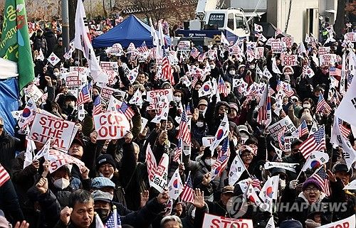 관저 앞 윤 대통령 탄핵 반대 집회