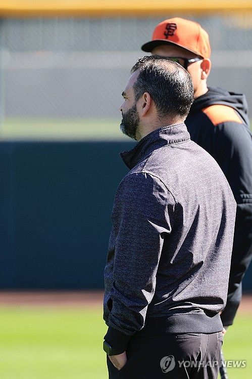 스프링캠프서 훈련 지켜보는 잭 미내시언 단장