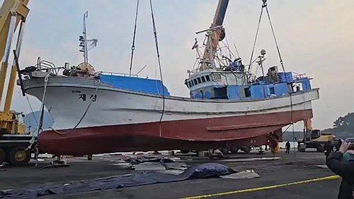 16일 제주 서귀포항에 인양된 2066재성호