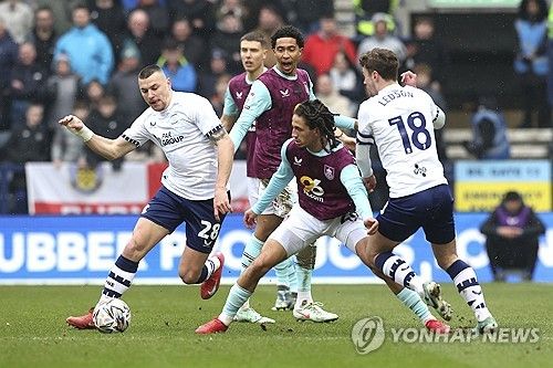 볼을 다투는 번리와 프레스턴 선수들