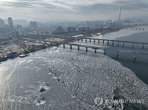 영하권 강추위에 얼어붙은 한강