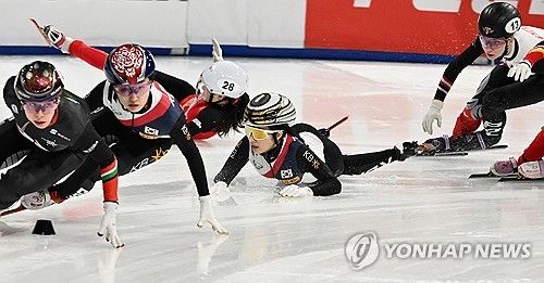 여자 1,500ｍ 준결승에서 넘어지는 김길리