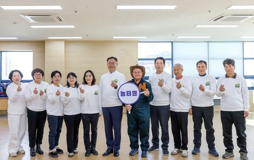 김재욱 칠곡군수(가운데)와 농업 안전교육 영상 제작에 참여한 농업인들